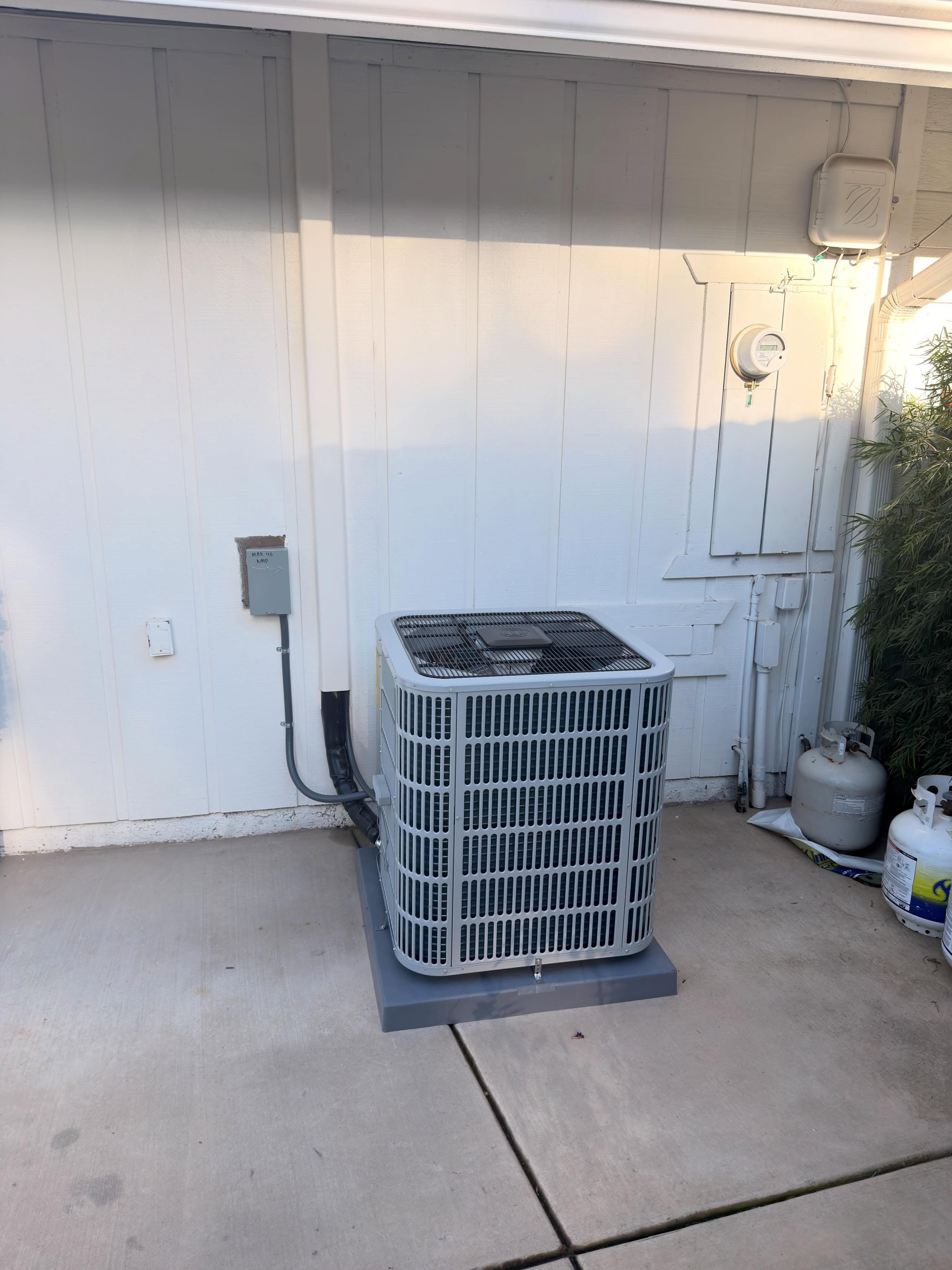 Bosch 4-ton 20 SEER heat pump installed with R-8 insulated ductwork.